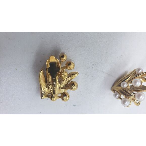 Vintage Trifari Clip On Earrings Gold Tone Faux Pearl Leaf Cluster Signed - Picture 9 of 11